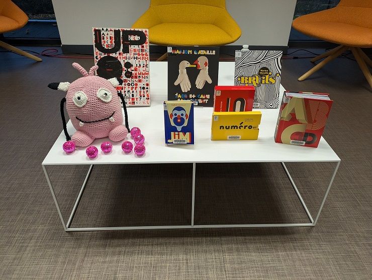 Une table de présentation des livres de Marion Bataille